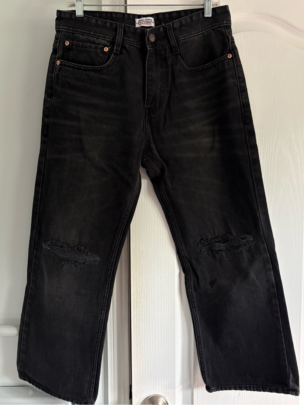 Levi’s distressed ankle Jean